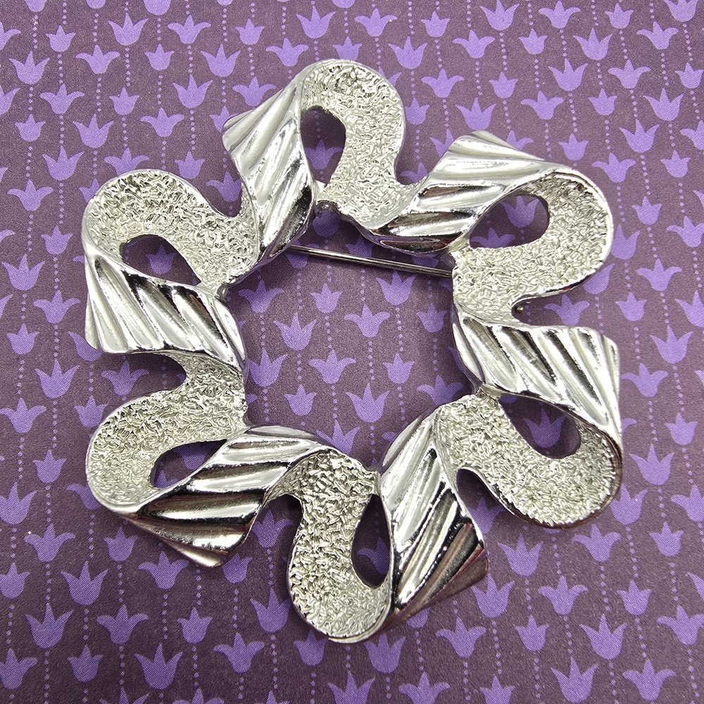 Vintage Signed Sarah Coventry Silver Tone Brooch Pin Wreath Bow 1970s, 2.25"